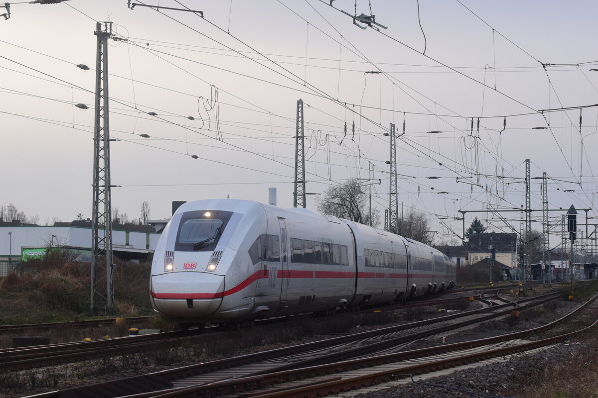 Nur selten fahren ICE4 auf der Strecke Köln - Mönchengladbach. Meist sind es Fahrten von oder zum Siemens Test Center. Hier fährt 412 233 als Leerfahrt durch Grevenbroich in Richtung Mönchengladbach.

Grevenbroich 04.03.2024
