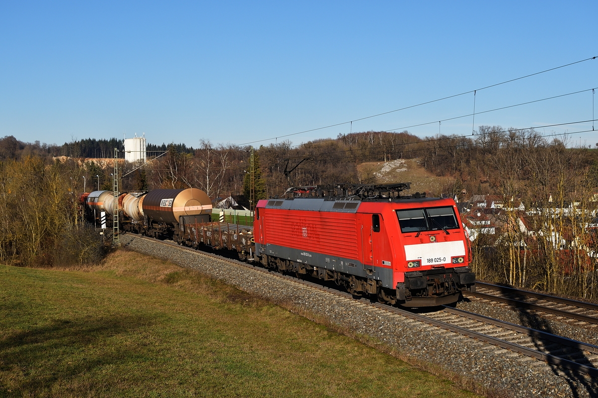 Nur selten verirren sich Loks der Baureihe 189 von DB Cargo auf die Filstalbahn. Am 28. Dezember 2018 konnte ich in Westerstetten ein solches Ereignis festhalten. 189 025 fuhr mit einem gemischten Güterzug Richtung Ulm.