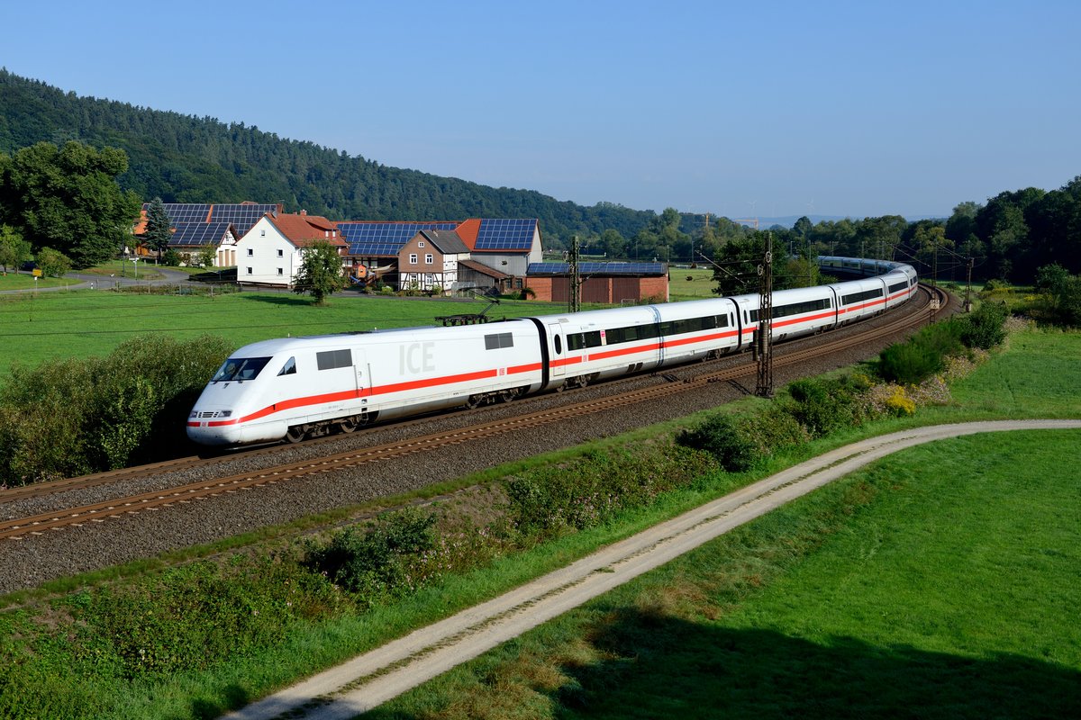 Nur Sonntags verkehrt ICE 297 von Berlin Gesundbrunnen nach Interlaken Ost. Der saubere 401 574 war mir ein Bild wert, bei Hermannspiegel an der Nord-Süd-Strecke legte sich der Triebzug am 30. August 2015 fotogen in die Kurve.