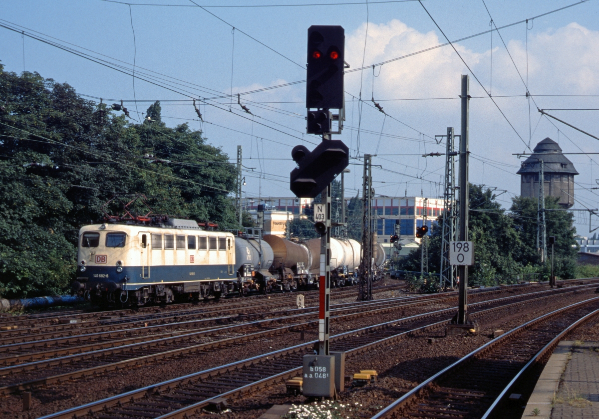 Nur eine  tb-140 , aber mein einziges Foto, dass die Ausfahrt aus dem Güterbahnhof Frankurt an der Galluswarte zeigt. Heute befindet sich hier eine (natürlich vollgeschmierte) Schallschutzwand und der Hgbf ist Geschichte. Im Juli 1994 wurde 140 682 mit einem Güterzug dort aufgenommen.