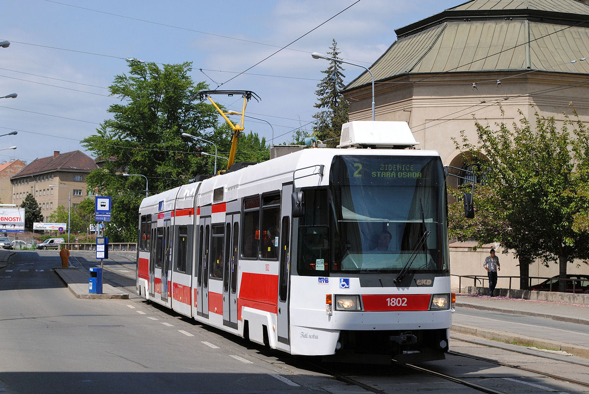 Nur vier Fahrzeuge umfasst die Baureihe RT6, die allerdings aufgrund hoher Störanfälligkeit nur selten im Verkehr stehen. Am 08.05.2015 war der Tw.1802 auf der Linie 2 unterwegs, wo er in der Bubenickova ulica die Haltestelle Vojenska nemocnice erreichte.