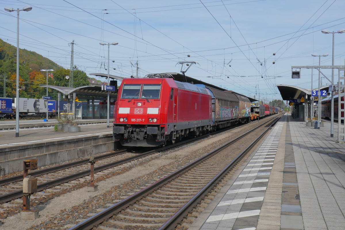 Nur eine viertel Stunde nach der 185 505 durchfährt die gepflegte 185 217 der DB Cargo Treuchtlingen auf Gleis 4. Der Zug kommt aus Richtung Nürnberg und hat das wahrscheinlich das Ziel München Nord Rbf, welches er über die Ingolstädter Strecke erreichen wird.
Treuchtlingen, 5.10.2022