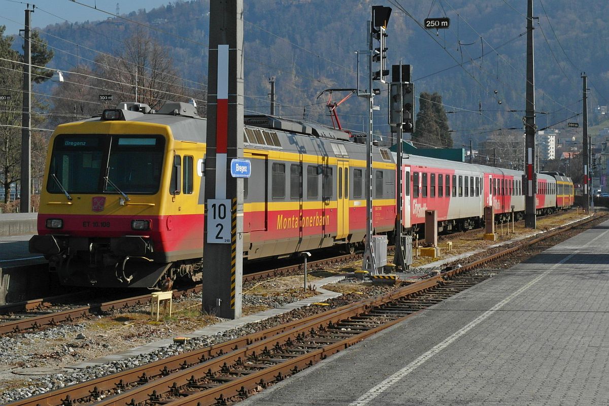 Nur wegen der Besonderheit wurde der für einen Fotografen nicht optimal abgestellte BDe ET 10.108 mit drei CityShuttle-Wagen und B4 ES 10.208 der Montafonerbahn im Bahnhof Bregenz am 07.03.2014 fotografiert.