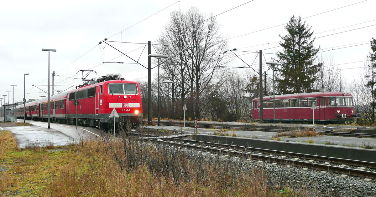 Nur wenige Fahrgäste stiegen am 6.12.08 in Dombühl vom RE nach Stuttgart (mit 111 047) in den Bayernbahn-Schienenbus nach Dinkelsbühl um. 