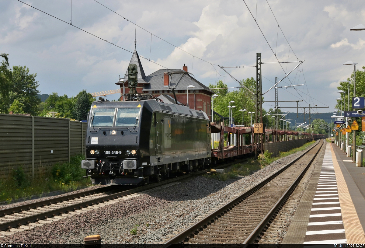 Nur wenige Güterzüge ließen sich während meines Besuchs auf der alten Nord-Süd-Strecke blicken. Das lag sicher nicht zuletzt an den zahllosen ICE-Umleiterzügen.
Ein Güterzug bestand aus leeren Autotransportwagen, die von 185 546-9 durch den Hp Friedland(Han) Richtung Eichenberg gezogen wurden.

🧰 Mitsui Rail Capital Europe B.V. (MRCE), vermietet an DB Cargo
🚩 Bahnstrecke Frankfurt–Göttingen (KBS 613)
🕓 10.7.2021 | 14:42 Uhr