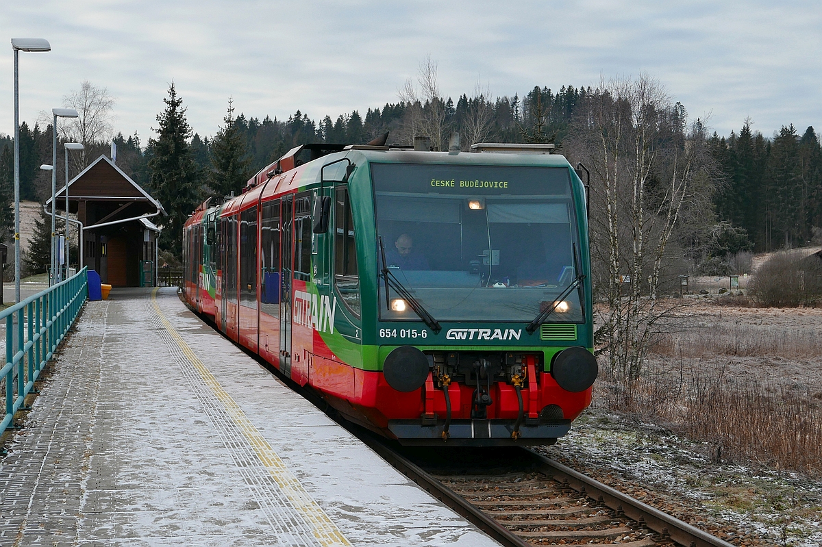 Nur wenige Meter von der Grenze zwischen Tschechien und Deutschland entfernt stehen 654 015-6 (95 80 0654 015-6 D-GWTR) und 654 004-0 in Nové Údolí bereit, um in Kürze ihre Fahrt als Os 8104 nach České Budějovice zu beginnen (30.12.2019).