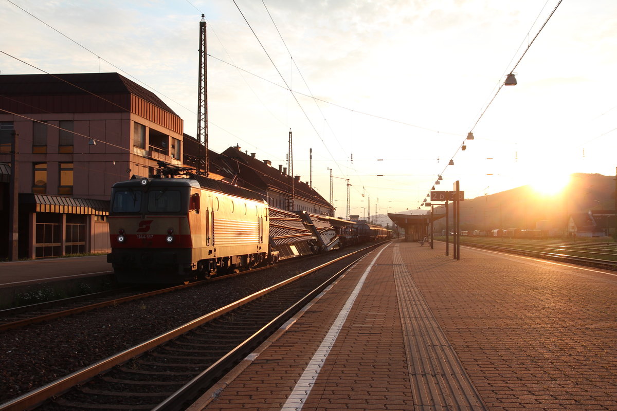 Nur wenige Minuten nach der Ankunft des mit der 1144 117 bespannten DG54571 von Graz Vbf nach Villach Süd Gvbf in Knittelfeld am 15.7.2020 blinzelte die Morgensonne hinter dem Gobernitzberg hervor und sorgte für herrliche Morgenstimmung.
