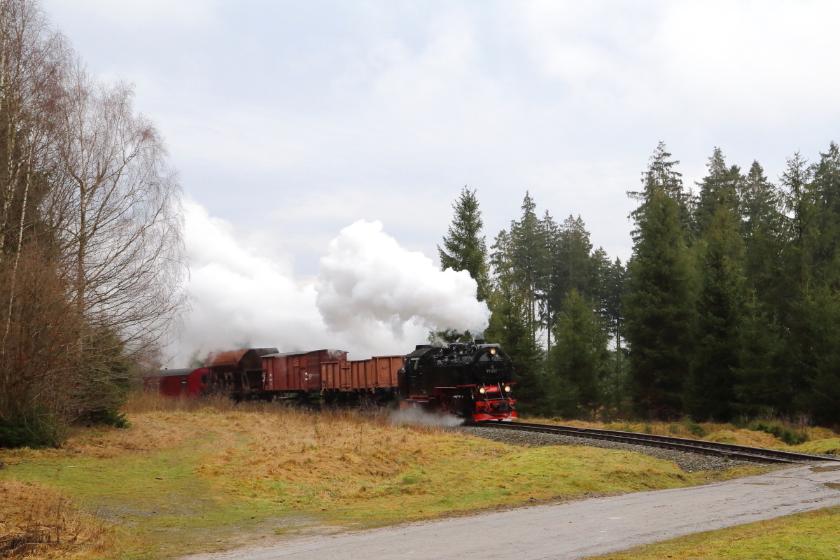 Nur wenige Minuten nachdem 99 6001 am 06.02.2016 mit ihrem IG HSB-Sonderzug 2, nach Durchführung einer Scheinanfahrt, in Richtung Elend weitergedampft ist, nähert sich jetzt 99 222 mit dem Fotogüterzug der Aufnahmestelle am Kilometer 42,9 (Bahnübergang Alte Heerstraße) zwischen Drei Annen Hohne und Elend.
