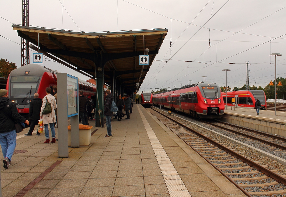 Nur wenige Minuten Versptung des RE 5 nach Holzdorf (Elster) machen so ein Bild   mglich und zeigen den zur Zeit eingesetzten Fuhrpark von DB-Regio in Berlin/Brandenburg.
Von links nach rechts: 
RE 5 nach Holzdorf (Elster)   - Dostos mit 112
RB 12 nach Berlin-Lichtenberg - GTW 2/6
RB 20 nach Potsdam Hbf        - Talent 2
RB 12 nach Templin Stadt      - GTW 2/6
So gesehen in Oranienburg am 25.09.2013.