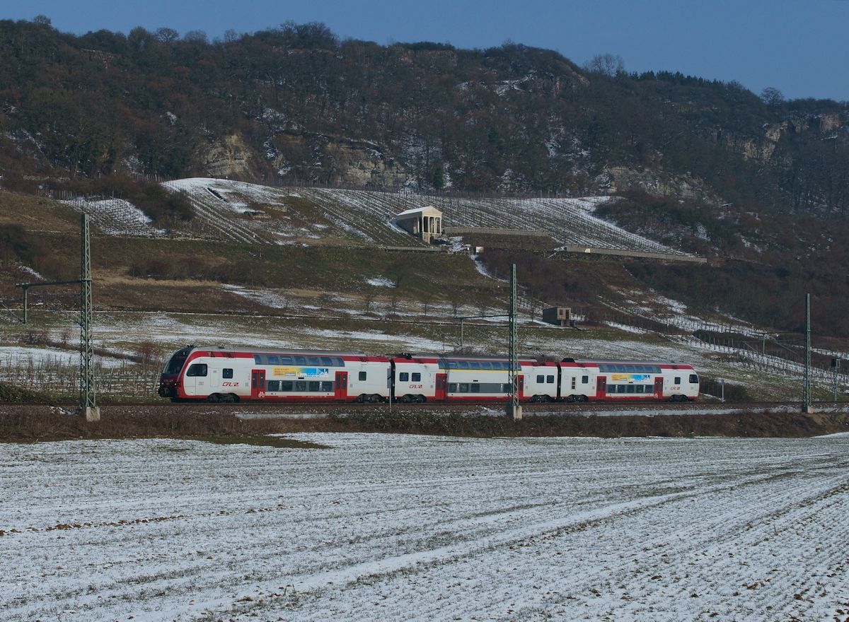 Nur wenige Stunden blieb der Schnee am 3.3.2018 an der Obermosel liegen. In den letzten Spuren des Schnees war CFL 2302 als RE 5110 zwischen Igel und Wasserbillig auf dem Weg von Koblenz nach Luxemburg.
