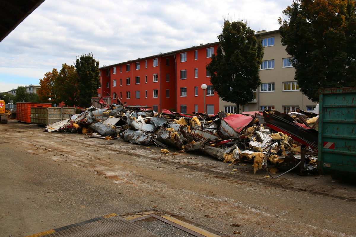 Nur wenige Stunden später hat der kräftige Kettenbagger seinen  Zorn  an dem Wagen ausgelassen ,.... 12.10.2016 in Deutschlandsberg Fortsetzung folgt,...