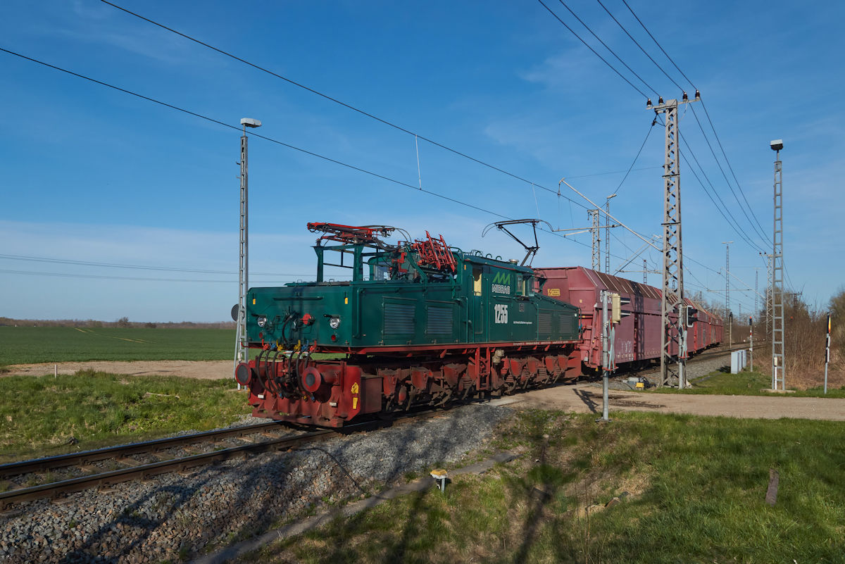 Nur wenige Wagen zog El2 Nr. 1255 der MIBRAG am 12.04.2022 von Profen nach Wählitz über einen Bahnübergang bei Hohenmölsen. Dies war offenbar der letzte Teil des Kohlependels nach Buna, welcher in Wählitz zu einem Zug zusammengestellt und anschließend über das öffentliche Eisenbahnnetz weitertransportiert werden.