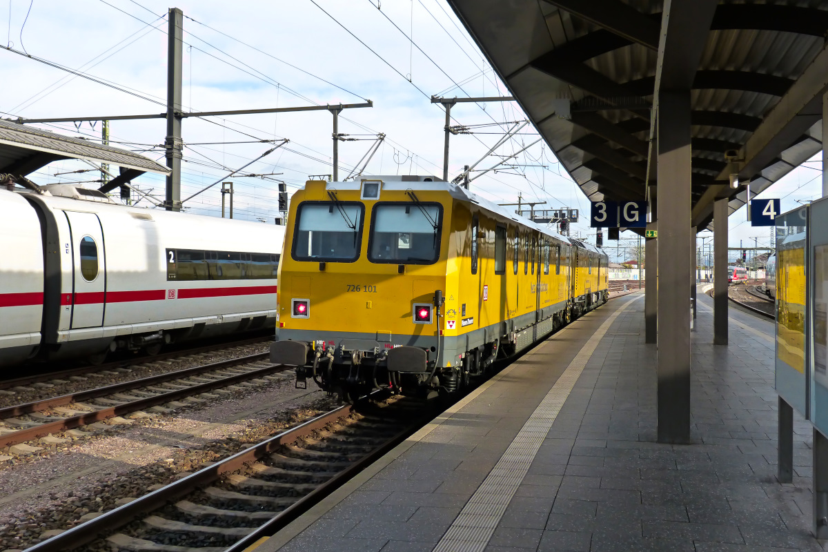 Nur zum Wenden nutzte 726 101 den Bahnsteig 3 im Hauptbahnhof Erfurt am 24.11.2017 als ich ihm beim wieder Verlassen ablichtete