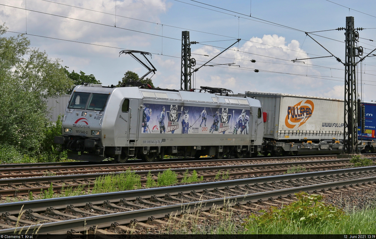 Nur zwei Minuten später folgt in Tamm der Gegenzug Richtung Bettembourg (LU) mit 185 540-2  Oma Liesel , die seit einigen Jahren für die Kassel Huskies wirbt.

🧰 TX Logistik AG (TXL)
🚩 Bahnstrecke Stuttgart–Würzburg (Frankenbahn | KBS 780)
🕓 12.6.2021 | 13:19 Uhr