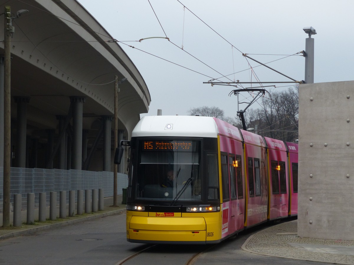 Nutzarchitektur: Weder die Stadtbahntrasse noch der Betonbau an der Abstellanlage der Straßenbahn sind wirklich ansehnlich, aber das müssen sie wohl auch nicht sein. 14.12.2014