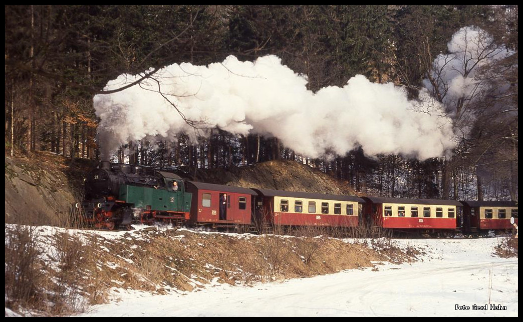 NWB 21 (9960012) fuhr eine Zeit lang in alter Beschriftung und Lackierung auf der Harzquer- und Selketalbahn. Am 19.2.1994 kam sie mir bei Mägdesprung mit dem P 8963 nach Alexisbad vor die Kamera.