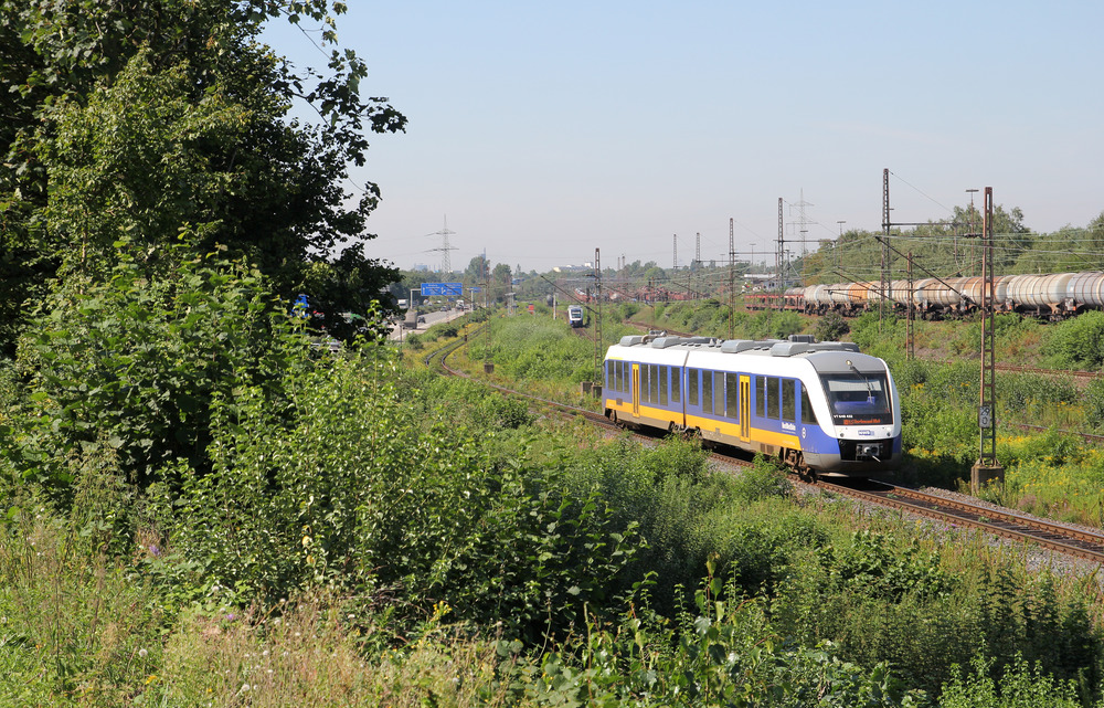 NWB 648 432 hat den Halt  Gelsenkirchen-Zoo  verlassen und fährt bei besten Lichtbedingungen vor die Kamera.
Aufnahmedatum: 31.08.2015
