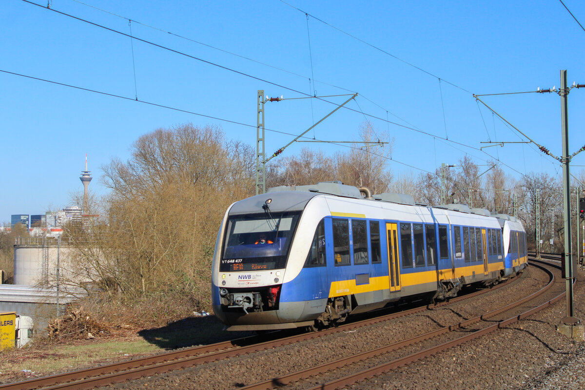 NWB 648 437+648 435 als RE10 nach Kleve über Krefeld, 18. März 2022, Neuss Rheinpark-Center
