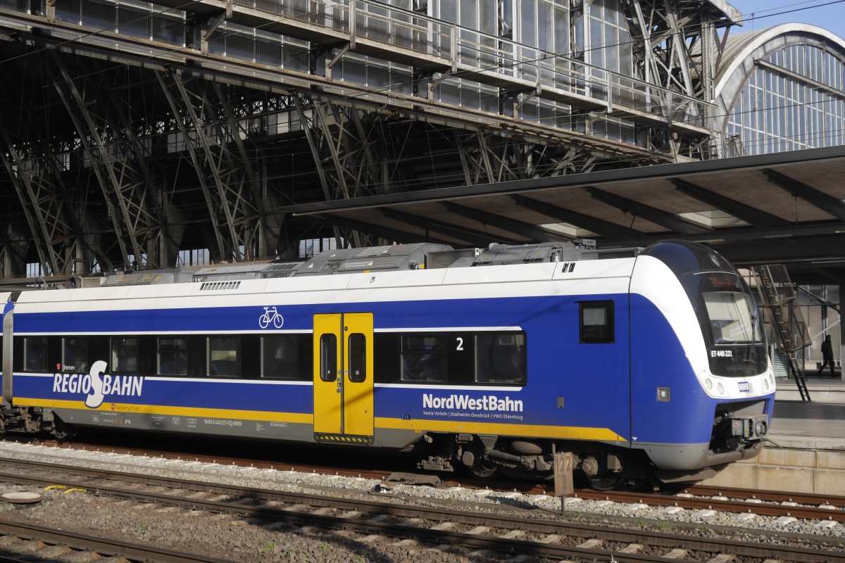 NWB-ET 440 221 vor der Kulisse der Halle des Bremer Hbf, 28.10.14.