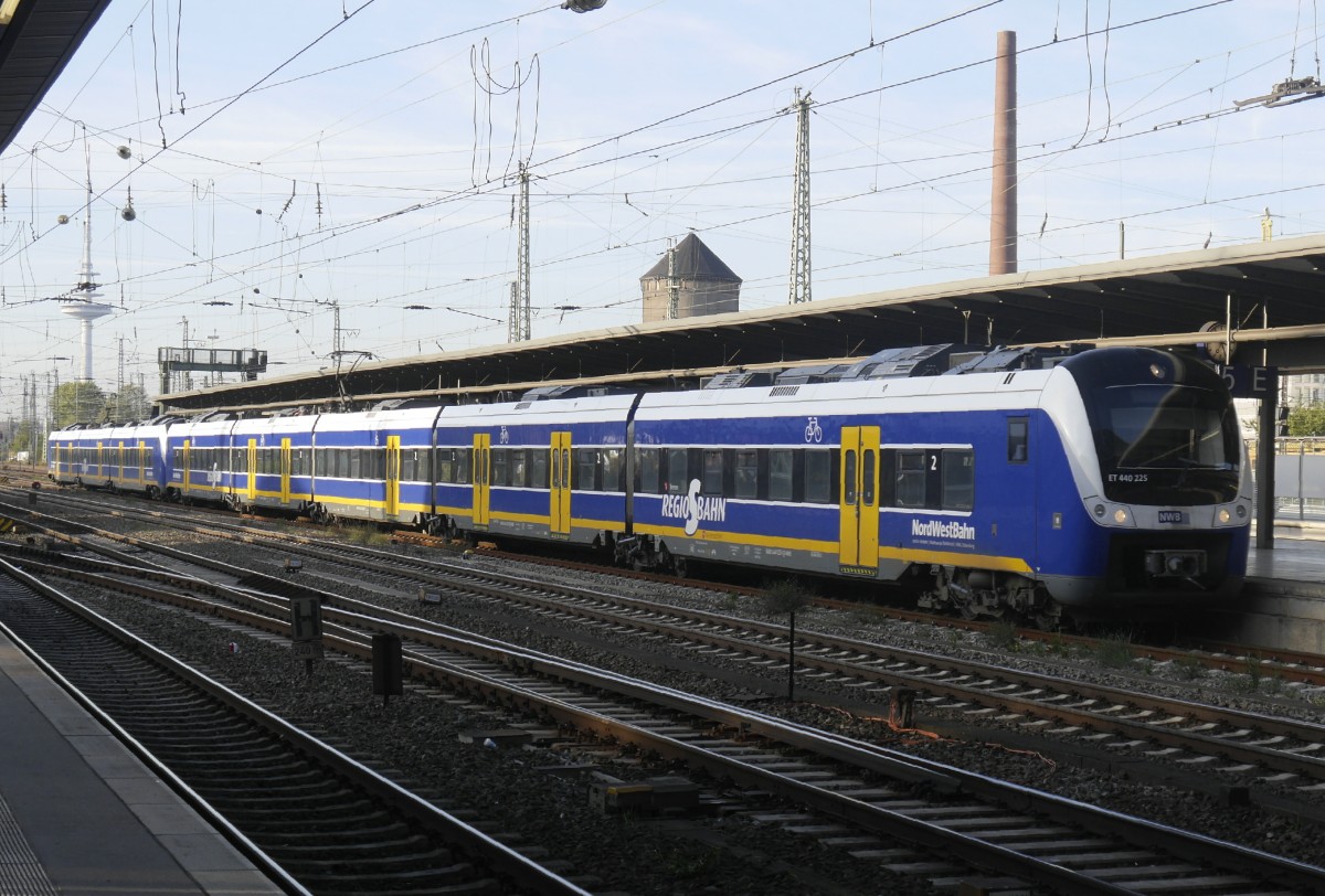 NWB-ET 440 225 und 346 als RegioSBahn nach Verden/Aller bei der Einfahrt in den Bremer Hbf, 28.10.14.