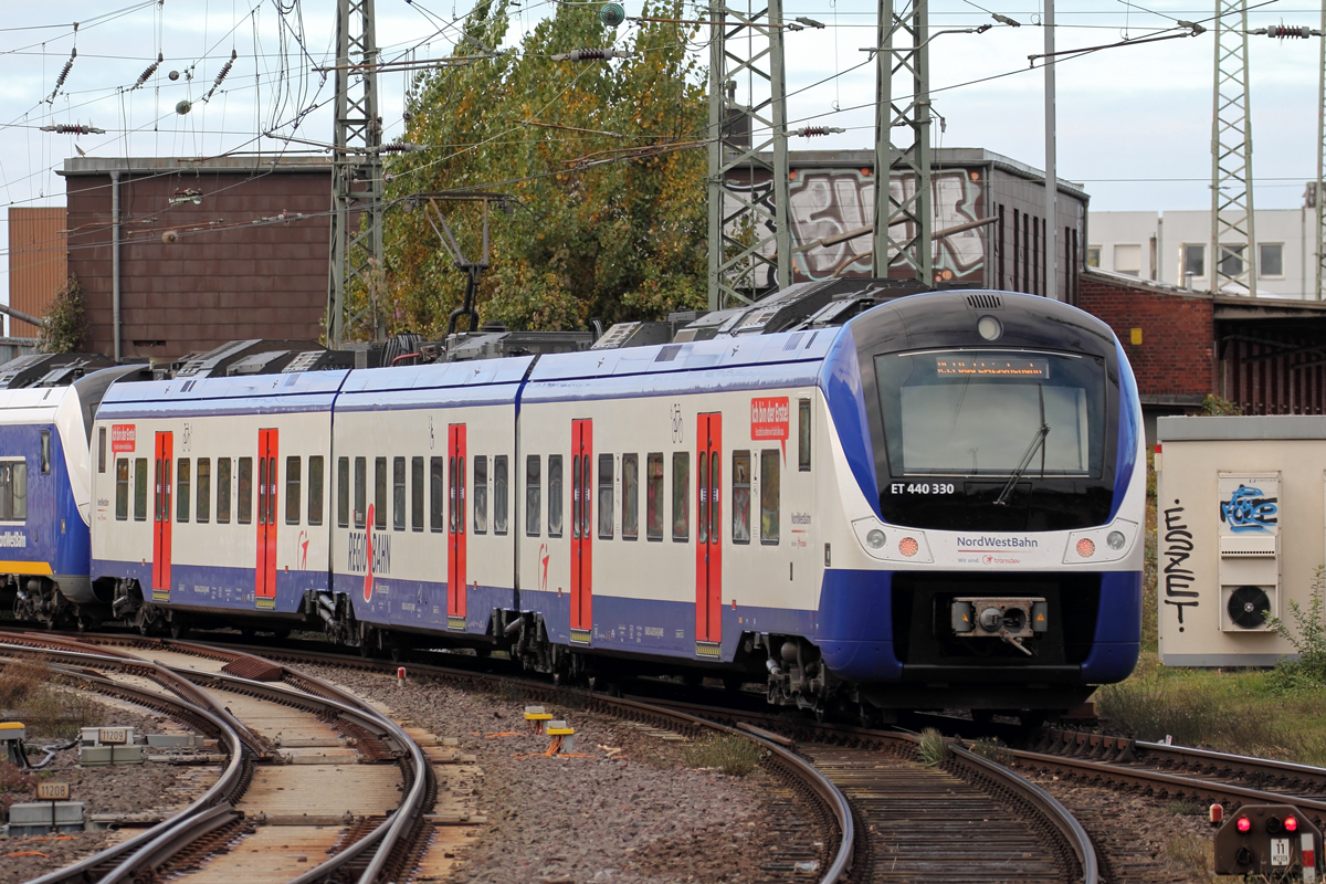 NWB ET 440 330 der erste im neuen Design fotografiert vom Bahnsteigende Gleis 3/2 in Bremen 5.11.2021