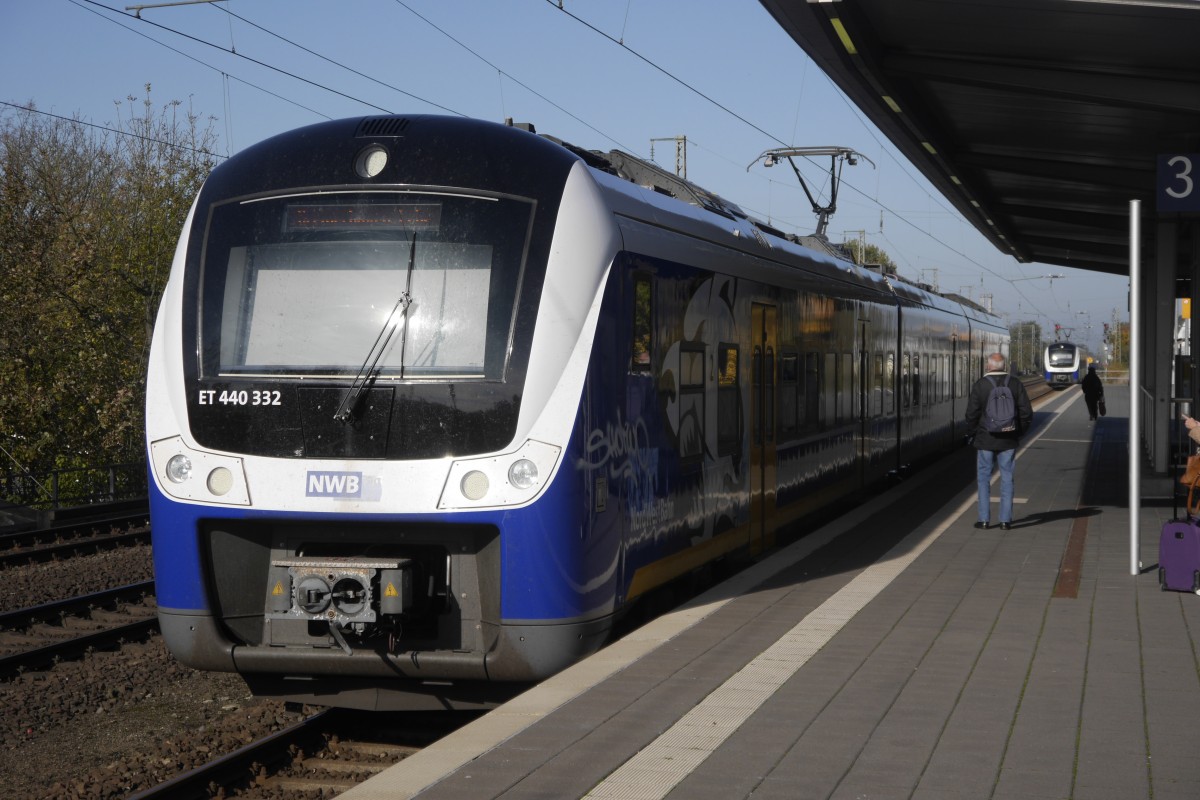 NWB-ET 440 332 als RegioSBahn nach Twistringen in Bremerhaven Hbf. Hinter nähert sich ET 440 335, der dem Zug noch beigestellt wird. Aufnahme vom 28.10.14.
