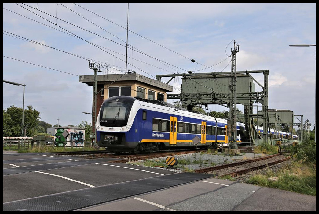 NWB Regionalbahn ET 440375 verlässt hier den HBF Oldenburg und überquert dabei am 17.8.2021 um 17.26 Uhr die Eisenbahnklappbrücke über die Hunte in Richtung Bremen Hauptbahnhof.