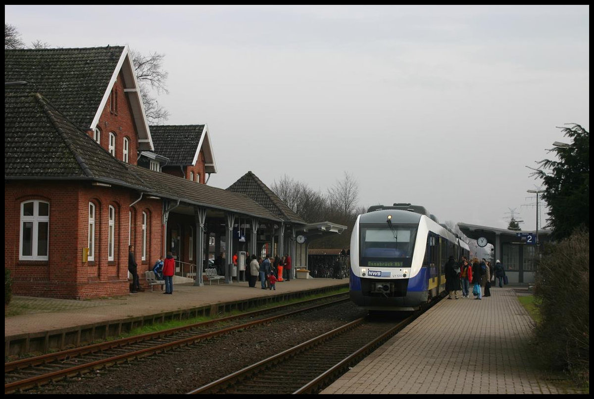 NWB VT 530 nach Osnabrück hält hier am 24.2.2007 um 11.06 Uhr im Bahnhof Cloppenburg.