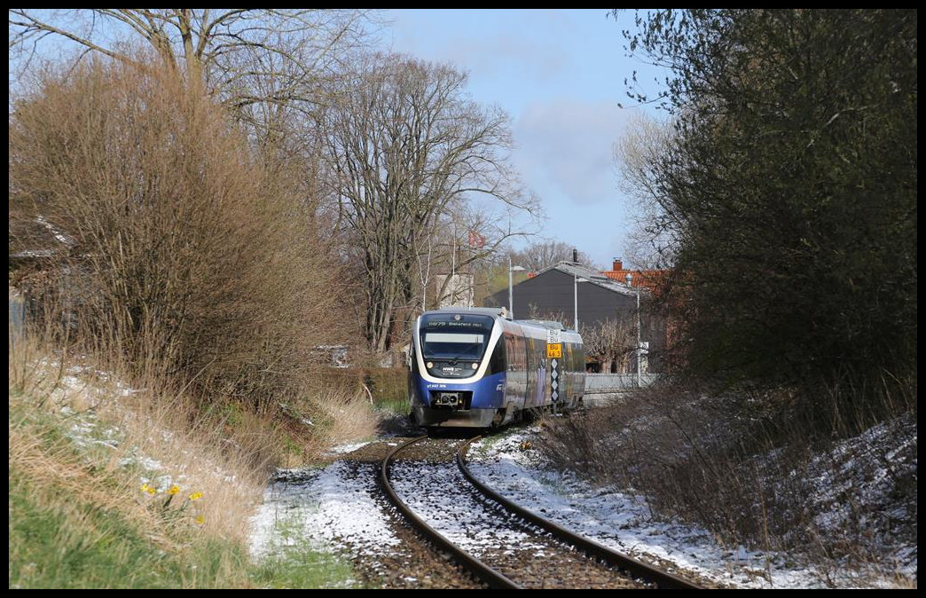 NWB VT 643306 verlässt hier am 6.4.2021 um 10.44 Uhr auf der Fahrt nach Bielefeld den Haltepunkt Osnabrück Sutthausen.
