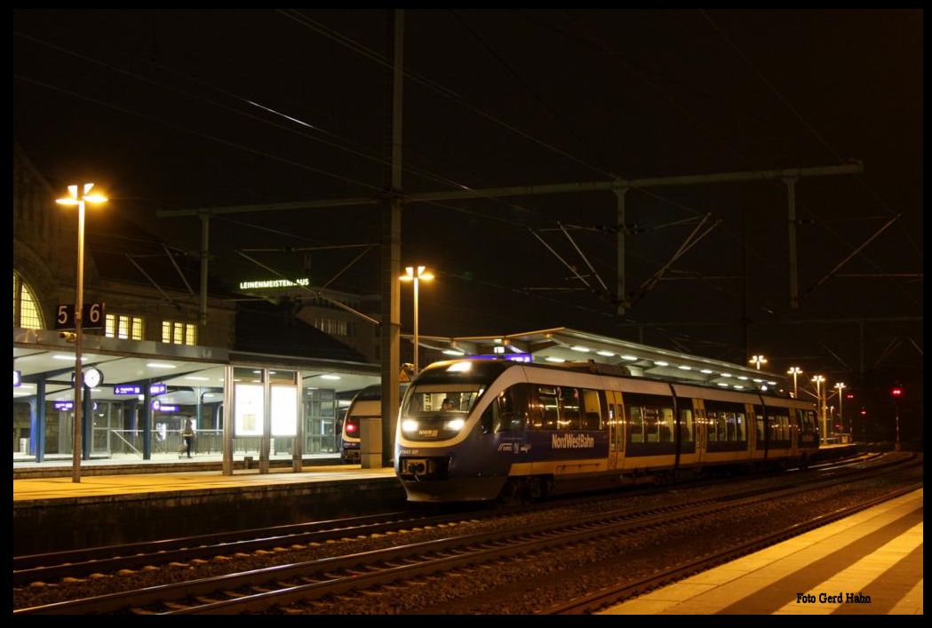 NWB VT 643327 hat am frühen Morgen des 1.12.2014 aus Paderborn kommend den Zielbahnhof Bielefeld erreicht. 