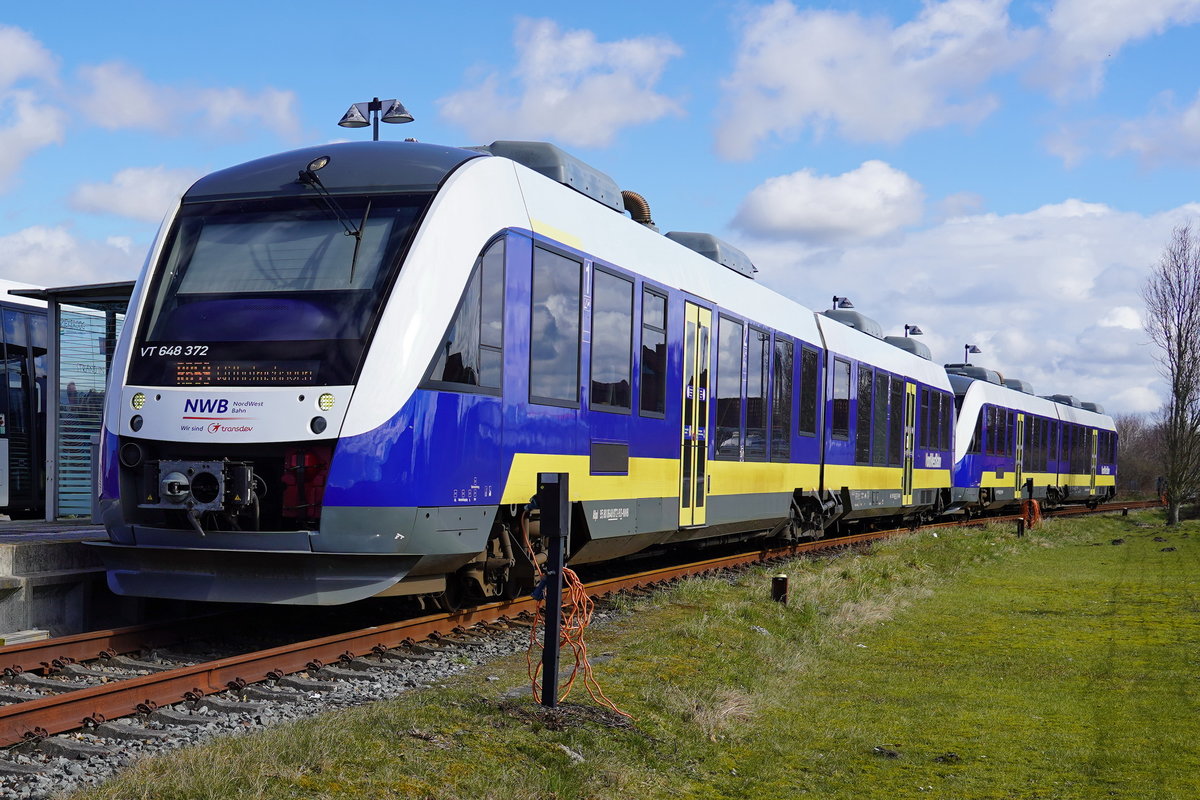 NWB-VT-648 372+VT-648 374 am derzeitigen Endpunkt des Ostteils der ostfriesischen Küstenbahn, die im weiteren Verlauf Richtung Norden ab hier derzeit stillgelegt ist.
2021-03-19  Esens(Ostfriesland) 