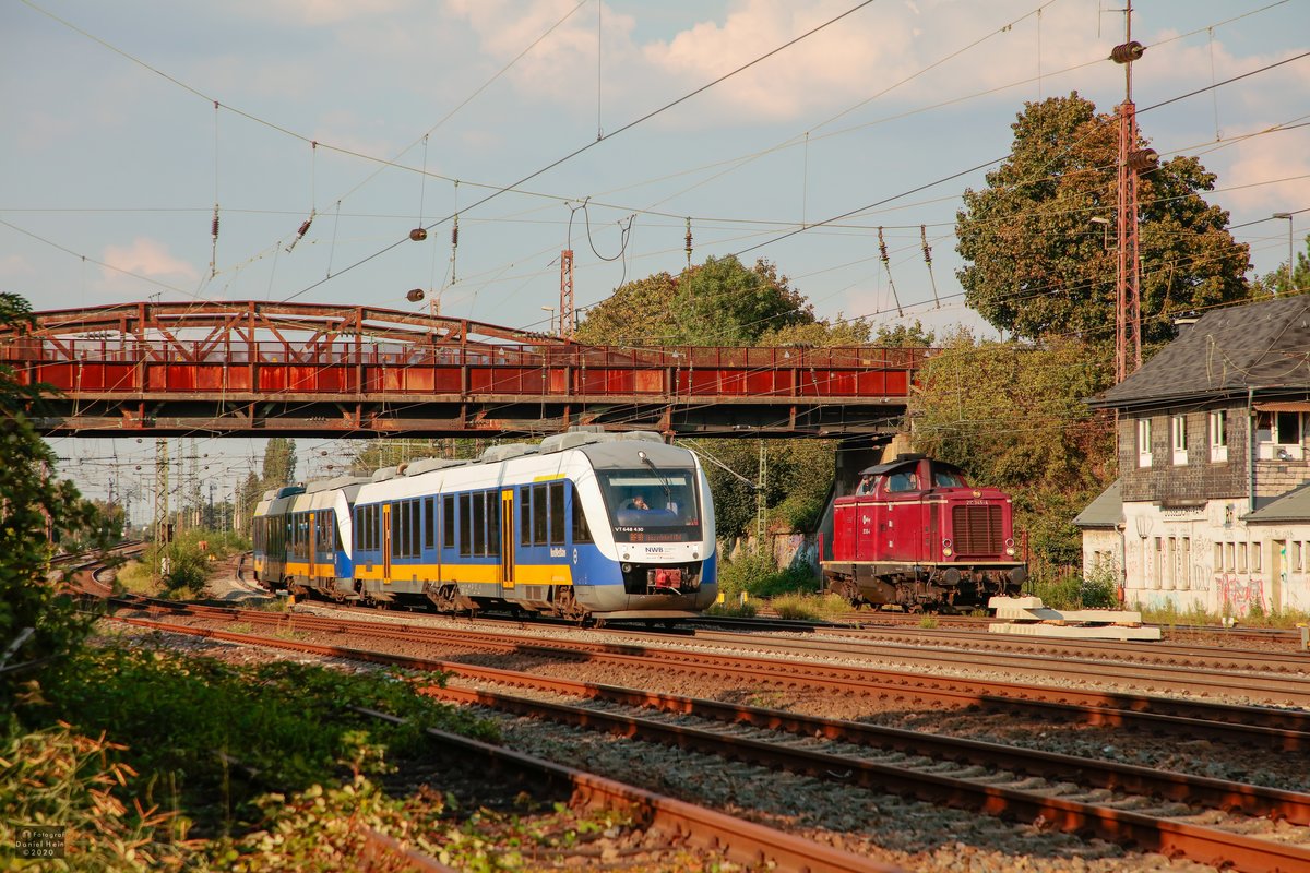 NWB VT 648 430 als RE10 und rechts AIXrail 211 345-4 in D�sseldorf Rath, September 2020.