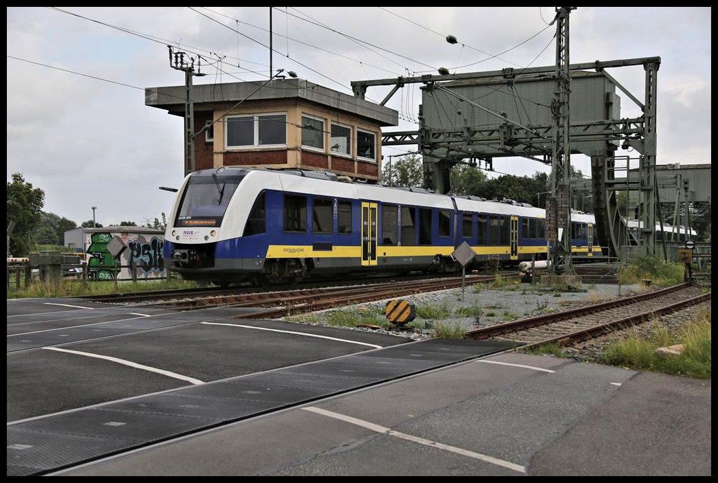 NWB VT 648304 aus Osnabrück nach Wilhelmshaven überquert hier am 17.8.2021 um 17.35 Uhr bei der Einfahrt in Oldenburg die Eisenbahn Klapp Brücke über die Hunte.