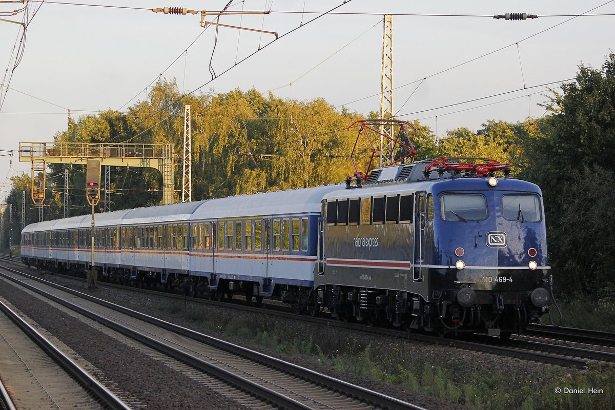 NX 110 469-4 Nationalexpress mit einer NX Garnitur als Leerfahrt in Dedensen G�mmer, September 2016.