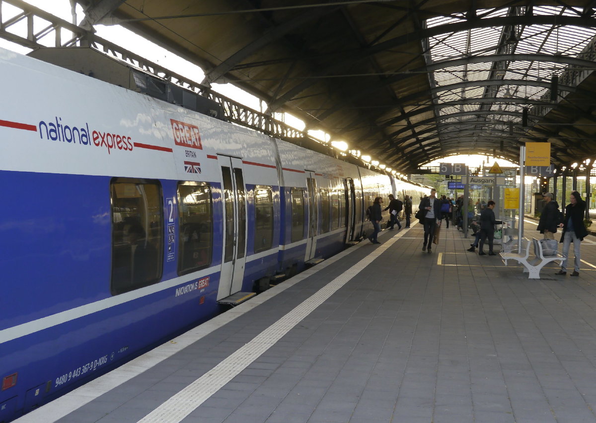 NX 361 (vorn) und der für das großartige Britannien werbende 367 sind als RE 7 in Krefeld Hbf eingetroffen und treten nach 9 Minuten Wendepause die Rückfahrt nach Rheine an (Krefeld Hbf, 21.10.17).