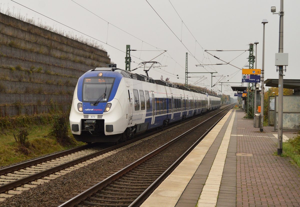 NX 873 führt einen RE7 an, der hier die Haltestelle Neuss Allerheiligen passiert auf ihrem Weg nach Münster. 21.10.2016