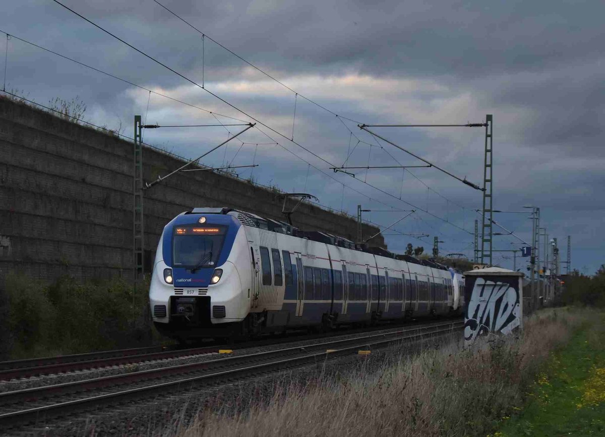 NX Triebwagen 857 führt einen RE7 bei Allerheiligen gen Köln am Abend 21.10.2019