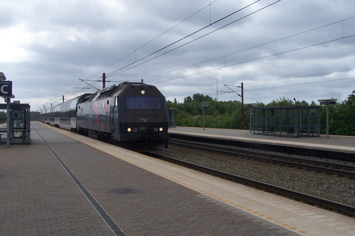 Nyborg, Insel Fünen, Dänemark.  In der Gegenrichtung kommt Doppelstockzuges von Korsör (Insel Seeland)(Express aus Kopenhagen) her gezogen von DSB  ME 1521 ohne Halt vorbei.