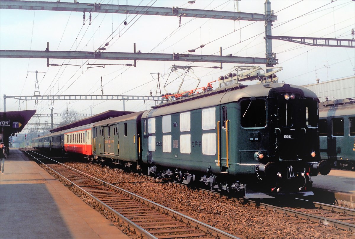 Nyon April 1980. Neugieriger Zug mit einem Standard-II-Wagen in Swiss Express-Farben. Digitalisiert von einer Kodak-Folie.