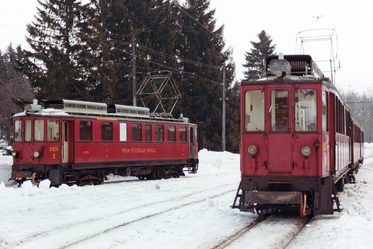 Nyon-St-Cergue-La Cure/NStCM.
Ankunft eines Regionalzuges mit dem ABDe 4/4 10 im Bahnhof St-Cergue an einem kalten Wintertag im Jahre 1984.
Vor der Remise neben dem Bahnhof wartete der ABDe 4/4 5 auf seinen nächsten Einsatz.
Foto: Walter Ruetsch
