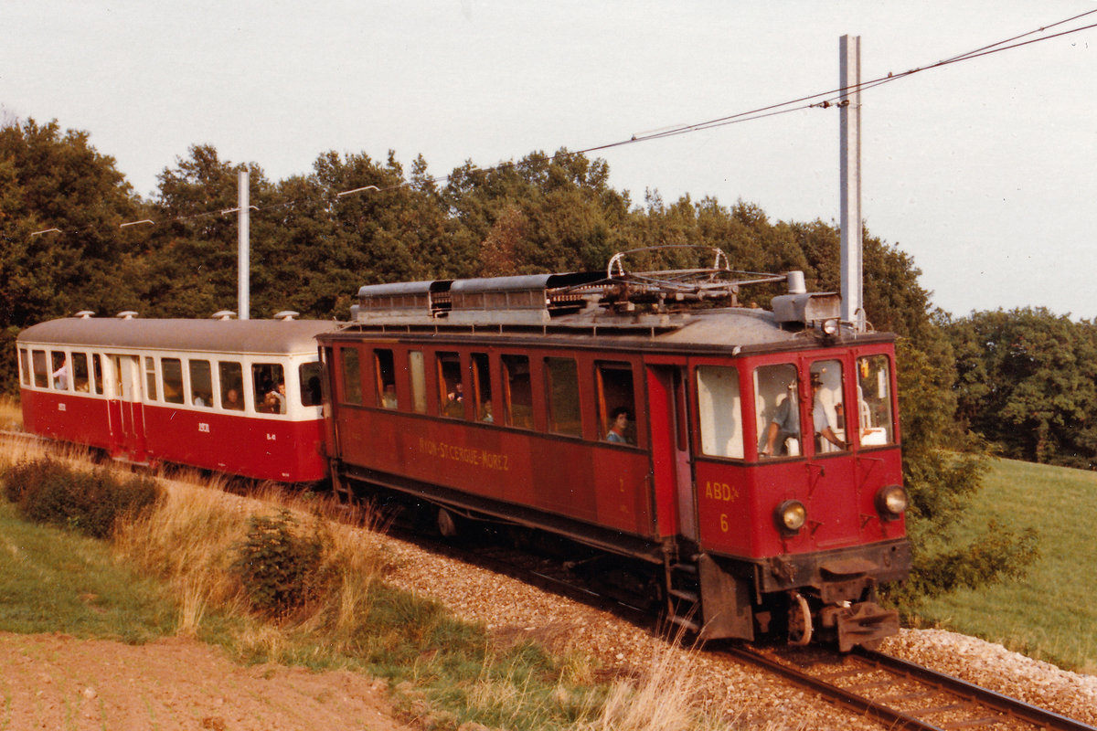 NYON-ST-CERGUE-LA CURE/NStCM.
Erinnerungen an die alten Züge.
Aufnahme aus den 1970er-Jahre.
ABDe 4/4 6 + B 41 ehemals BTI/BD bei La Joy-Clinique.
Foto: Walter Ruetsch