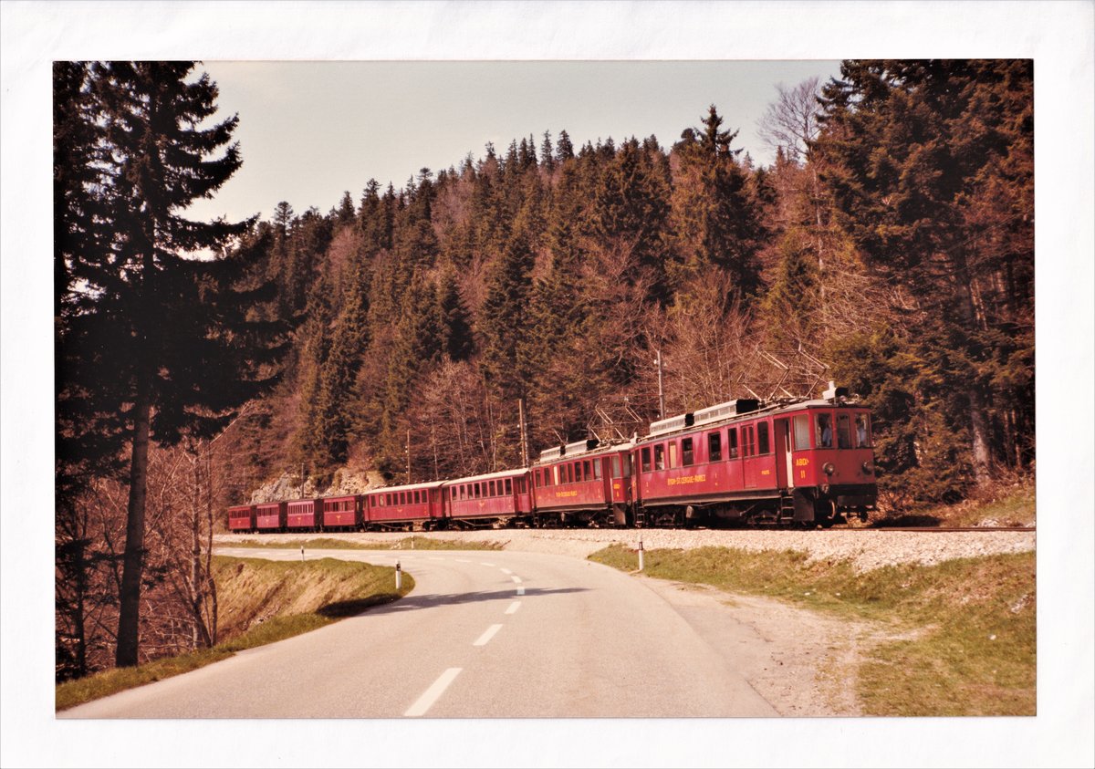 NYON-ST-CERGUE-LA CURE/NStCM.
Erinnerungen an die alten Züge.
Aufnahme aus den 1970er-Jahre.
Eher seltene Doppeltraktion mit den ABDe 4/4 11 und ABDe 4/4 6 auf der Fahrt nach Nyon.
Foto: Walter Ruetsch