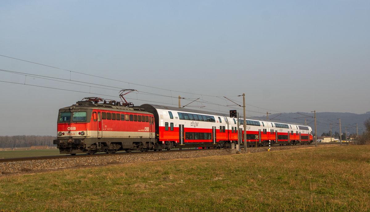 ÖBB 1142 625 mit REX 4 (2828) von Wien FJB nach Krems an der Donau, Muckendorf Wipfing, 24.02.2021. 