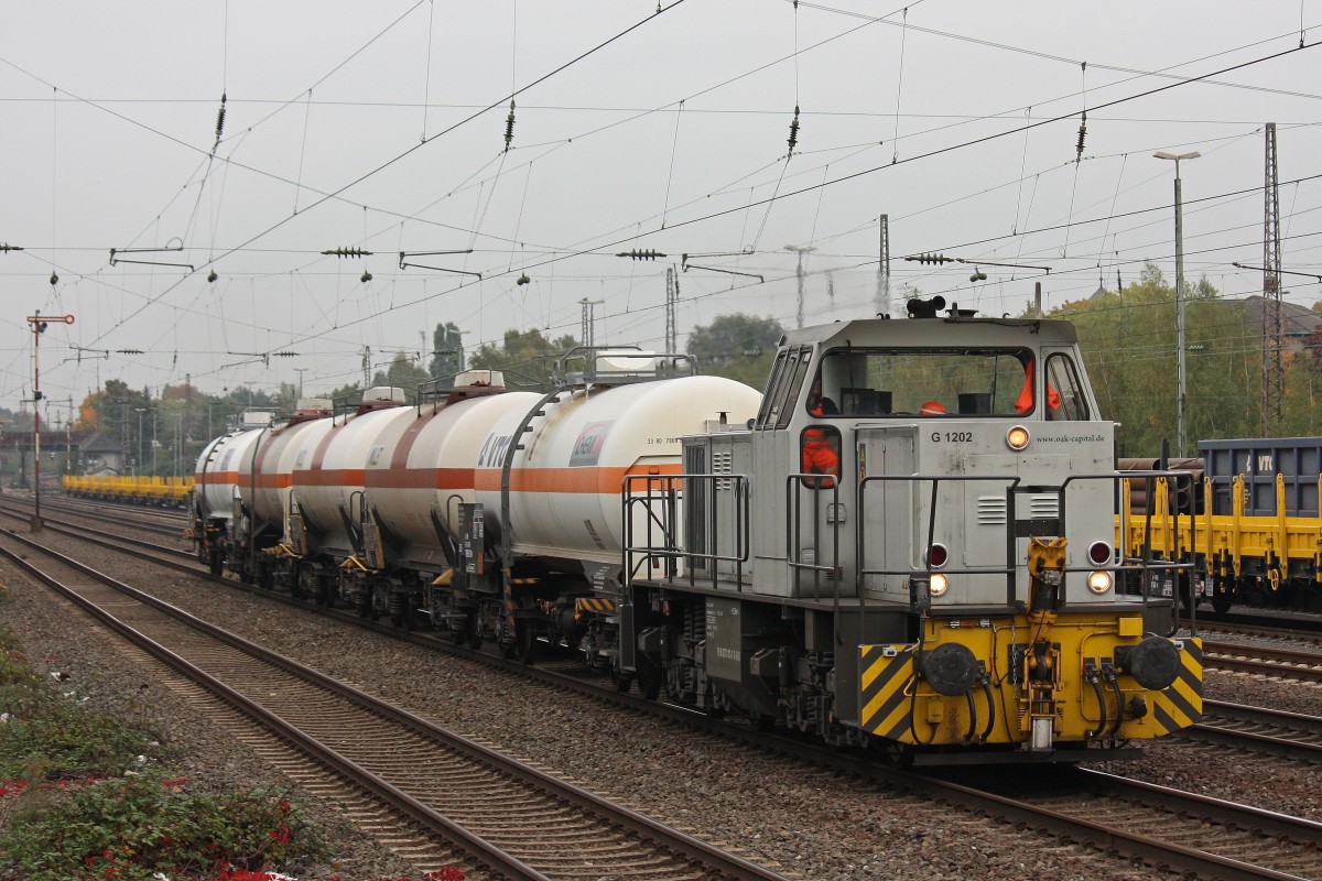 Oak Capital 270 003 am 16.10.13 für Chemion mit einem Gaskesselzug in Düsseldorf-Rath.