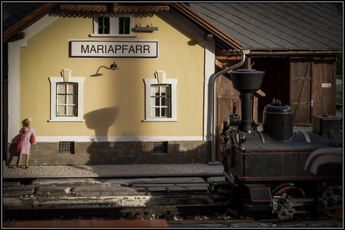 Ob die Dame die Sonne geniest oder benommen ist lässt sich nicht herausfinden. 
Vor dem Bahnhof Mariapfarr auf der GGB wartet Sie wohl auf den herandampfenden Zug. 
15.08.2022