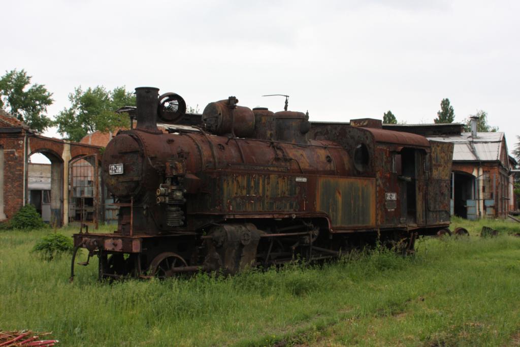 Ob diese Dampflok, die ich am 8.5.2010 im Depot in Sombor zu sehen bekam,
noch einmal bessere Zeiten erlebt, glaube ich kaum. Aber man wei ja nie.
Jedenfalls war sie am 8.5.2010 noch vorhanden. Es handelt sich um die
Tenderlok 51-129 der JZ.