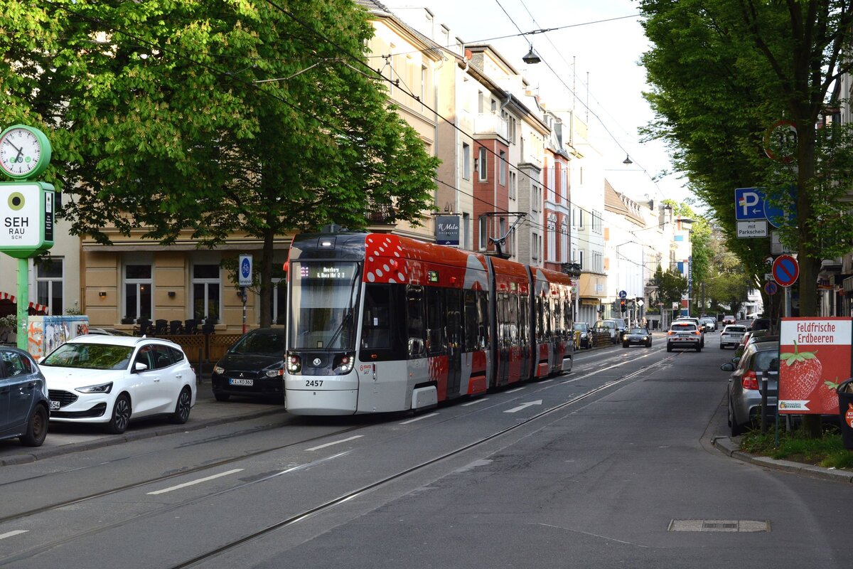 Ob er mit Lieferdatum 07/25 noch als feldfrisch durchgeht mag strittig sein. Die Lackierung ist mit erdbeerig aber durchaus treffend beschrieben.

SWB Tw 2457
Linie 61, Auerberg
Bonn, Weberstra�e
20.04.2026