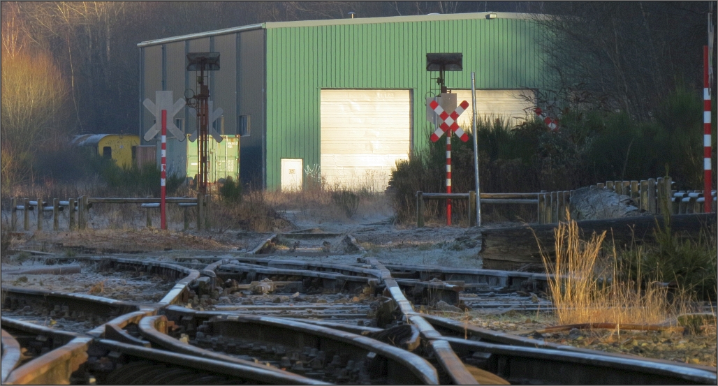 Ob diese Gleisanlagen nochmal zum Leben erwachen bleibt abzuwarten. Zur Zeit herrscht hier am Bahnhof von Raeren an der Vennbahn wohl eher der Winter-und Dornröschenschlaf. Szenario bildich festgehalten am 20.Dez.2016, Gelände und Bahnanlage ist frei zugänglich. 