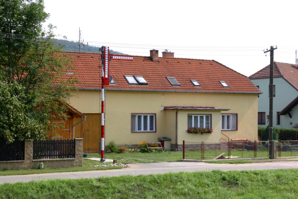 Ob hier ein Bahnangestellter wohnt? Gegenüber der Haltestelle Stepanovice steht dieses, aus der KKStB-Äera stammende Formsignal. Bild vom 24.August 2019.