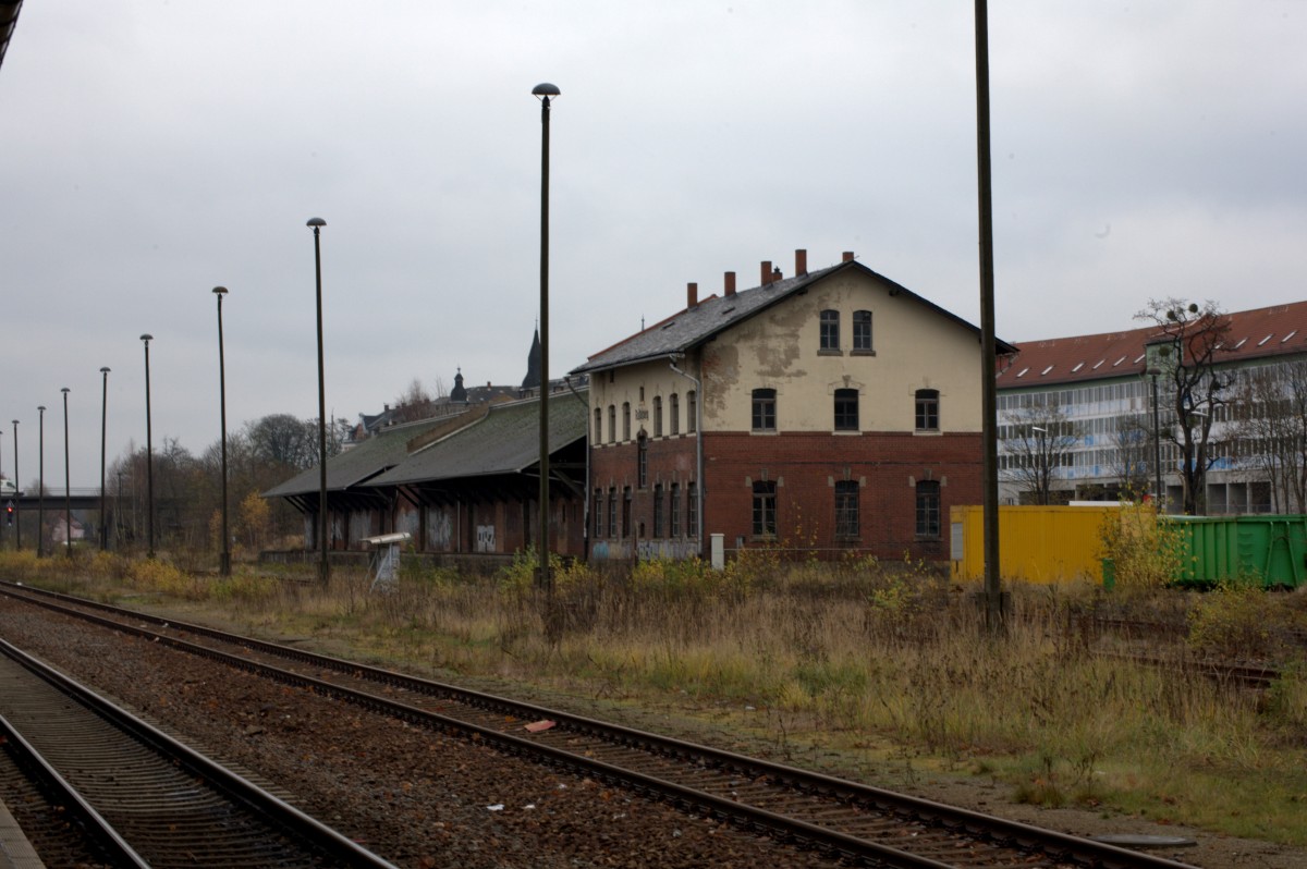Ob hier jemals das bekannte Radeberger Bier umgeschlagen wurde , entzieht sich der Kenntnis des Fotografen. Der Gterboden von Radeberg  schlummert  an diesem Novembertag , 21.11.2013 gegen 11:06 Uhr , vor sich hin.